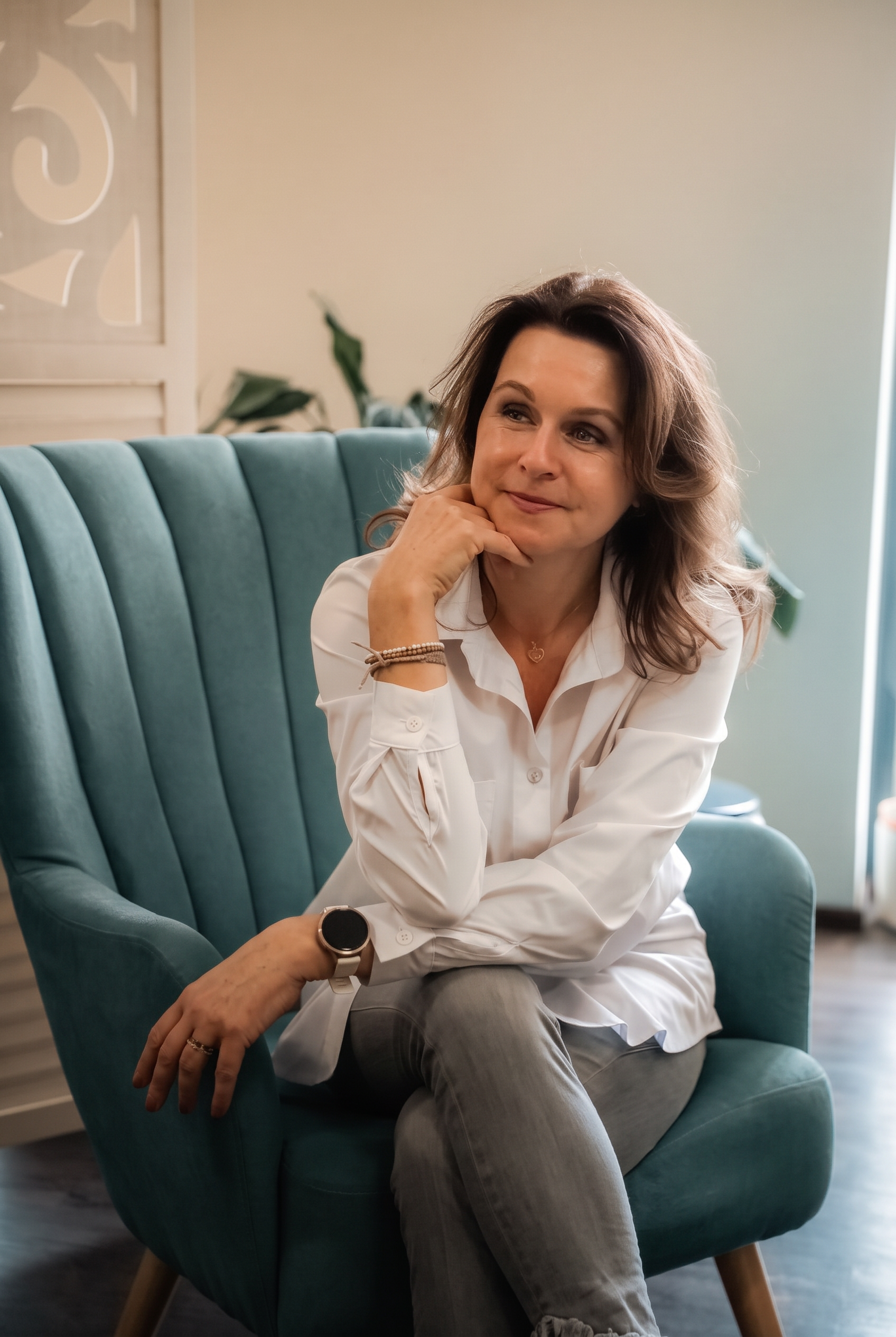 Darina Mičková sedící v křesle v klidné pracovně
